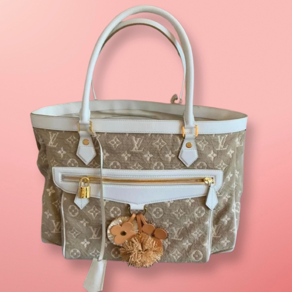 LOUIS VUITTON
Limited Edition White Monogram Sabbia Cabas GM